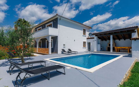 Mia: Nube, Acqua, Cielo, Proprietà, Pianta, Piscina, Costruzione, Finestra, Azzurro, Blu