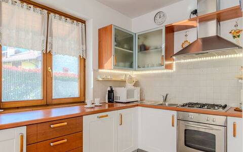 Mina: Controsoffitto, Cabinetry, Proprietà, Mobilia, Finestra, Costruzione, Cucina, Legna, Cassetto, Cucina Stufa