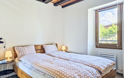 Tilleul: Letto, Camera Da Letto, Interior Design, Bedding, Lenzuolo, Parete, Legna, Pavimentazione, Pavimento, Soffitto