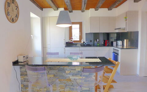 Tilleul: Cabinetry, Mobilia, Costruzione, Controsoffitto, Tavolo, Proprietà, Sedia, Cucina, Legna, Interior Design