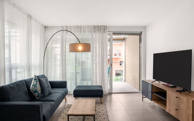Loctowers A4.1.1 60.18: Mobilia, Proprietà, Divano, Cabinetry, Comfort, Interior Design, Costruzione, Pavimentazione, Soggiorno, Televisione