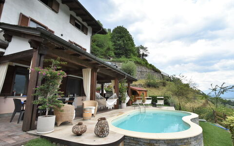 Valley View Pool Apartment: Pianta, Nube, Acqua, Cielo, Proprietà, Costruzione, Piscina, Vaso Di Fiori, Zona Residenziale, Eco Hotel