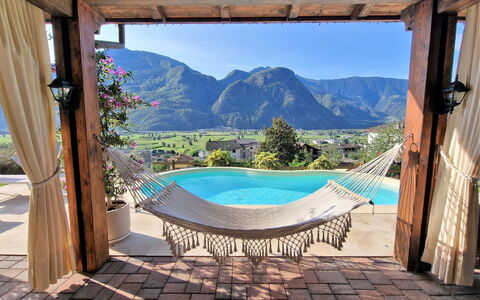 Valley View Pool Apartment: Acqua, Cielo, Costruzione, Proprietà, Pianta, Azzurro, Natura, Shade, Interior Design, Piscina