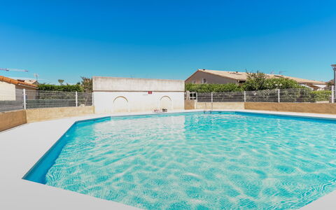 Les Mas Bleus: Acqua, Pianta, Cielo, Proprietà, Piscina, Costruzione, Azzurro, Rettangolo, Finestra, Casa