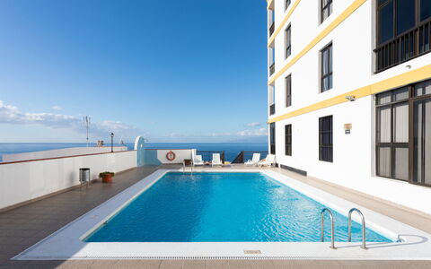 Sea View Drilasol: Acqua, Cielo, Costruzione, Finestra, Proprietà, Piscina, Azzurro, Interior Design, Architettura, Rettangolo