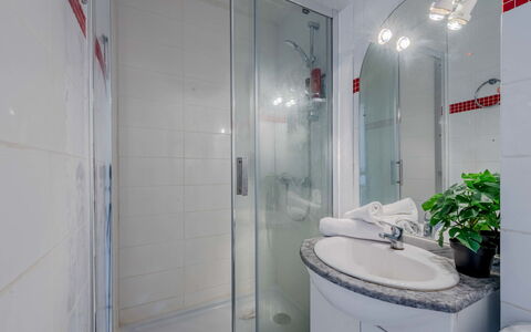 Le Barcarès 966: Idraulico Fixture, Interior Design, Lavandino Del Bagno, Bagno, Pavimentazione, Lavello, Pavimento, Idraulico, Rubinetto, Camera