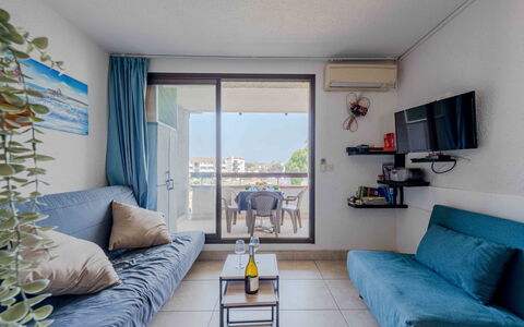 Le Barcarès 966: Appartamento, Mobilia, Balcone, Shade, Condominio, Sedia, Hotel, Tavolino Da Caffè, Attico