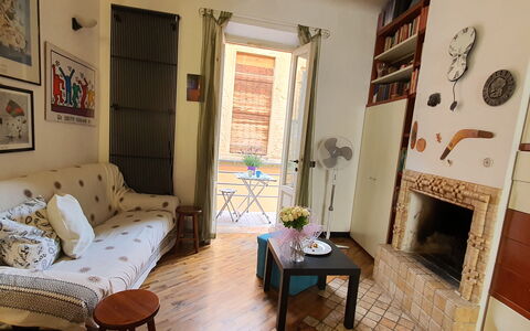 Lucida: Tavolo, Proprietà, Cornice, Verde, Divano, Interior Design, Legna, Soggiorno, Pavimento, Casa