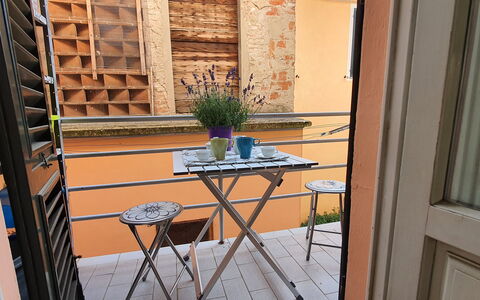 Lucida: Pianta, Vaso Di Fiori, Pianta Della Casa, Finestra, Legna, Tavolo, Interior Design, Pavimentazione, Pavimento, Costruzione