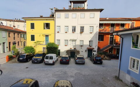 Lucida: Auto, Finestra, Veicolo, Costruzione, Ruota, Pianta, Cielo, Facciata, Città