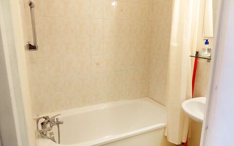 Les Contamines 500: Bagno, Proprietà, Camera, Parete, Pavimento, Vasca Da Bagno, Idraulico Fixture, Piastrella, Architettura, Bagno Accessorio