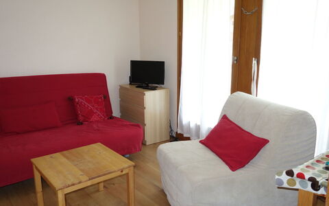 Les Contamines 500: Mobilia, Camera, Proprietà, Pavimento, Interior Design, Comfort, Sedia, Casa, Futon, Tavolo