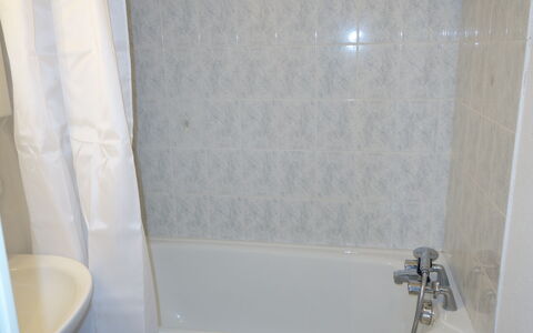 Les Contamines 500: Vasca Da Bagno, Idraulico Fixture, Proprietà, Prodotto, Bagno, Pavimento, Idraulico, Parete, Linea
