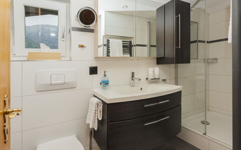 Brienz Sunset: Bagno, Lavandino Del Bagno, Idraulico Fixture, Interior Design, Lavello, Mobiletto Del Bagno, Pavimentazione, Specchio, Rubinetto, Pavimento