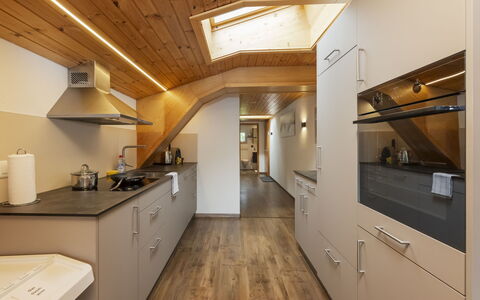 Brienz Sunset: Cucina, Controsoffitto, Interior Design, Pavimentazione, Elettrodomestico Da Cucina, Legna, Soffitto, Pavimento, Apparecchio Major, Cabinetry