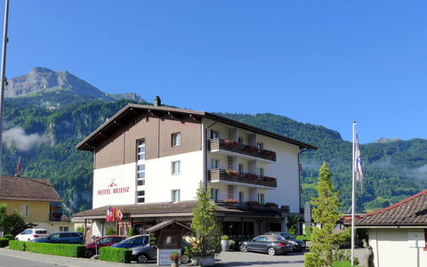 Brienz Sunset: Cielo, Pianta, Costruzione, Montagna, Auto, Finestra, Ruota, Casa, Infrastruttura, Albero
