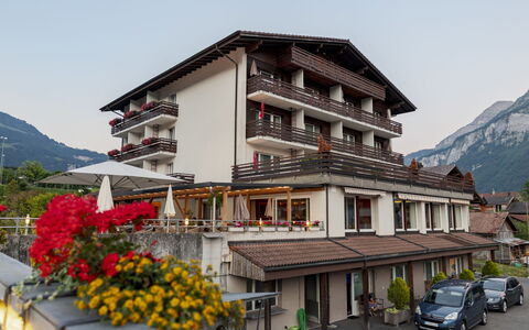 Brienz Sunset: Architettura, Catena Montuosa, Balcone, Paesino Di Montagna, Hotel, Alpi, Villa