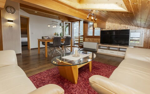 Brienz Sunset: Interior Design, Mobilia, Pavimentazione, Pavimento, Legna, Soffitto, Divano, Camera, Soggiorno, Illuminazione