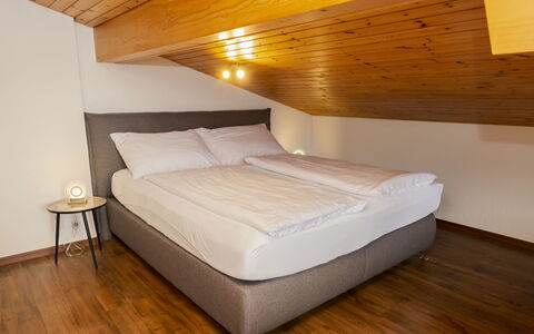 Brienz Sunset: Letto, Interior Design, Camera Da Letto, Lenzuolo, Pavimento, Soffitto, Bedding, Camera, Pavimentazione, Telaio Del Letto