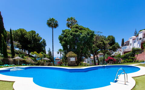 Ladera del Mar: Acqua, Pianta, Giorno, Cielo, Costruzione, Piscina, Albero, Shade, Mobili Da Esterno, Casa