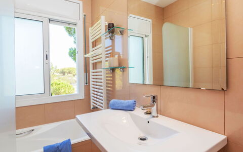 Neus: Rubinetto, Specchio, Lavello, Idraulico Fixture, Proprietà, Lavandino Del Bagno, Costruzione, Bagno, Finestra