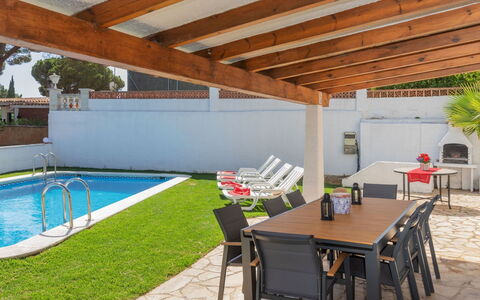 Neus: Mobilia, Proprietà, Tavolo, Acqua, Sedia, Pianta, Shade, Mobili Da Esterno, Piscina, Interior Design