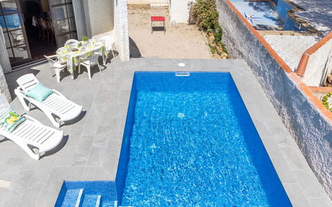 Moru: Acqua, Proprietà, Pianta, Blu, Piscina, Azzurro, Costruzione, Pavimentazione, Rettangolo, Mobili Da Esterno