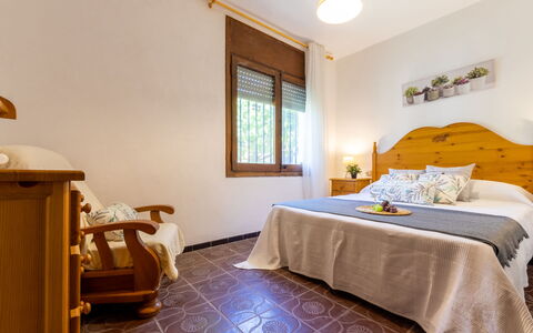 Moru: Finestra, Costruzione, Comfort, Legna, Telaio Del Letto, Interior Design, Giallo, Pavimento, Lampada, Pavimentazione