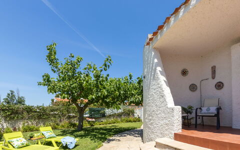 Moru: Cielo, Pianta, Proprietà, Costruzione, Azzurro, Shade, Sedia, Mobili Da Esterno, Albero, Paesaggio