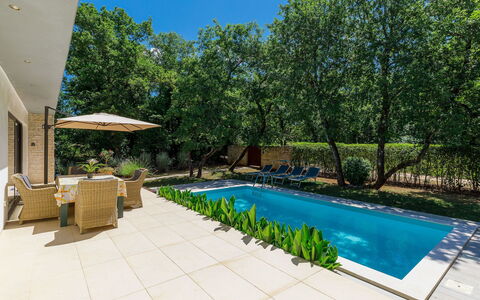 Villa Frleti: Acqua, Pianta, Cielo, Costruzione, Piscina, Ombrello, Azzurro, Albero, Shade, Mobili Da Esterno
