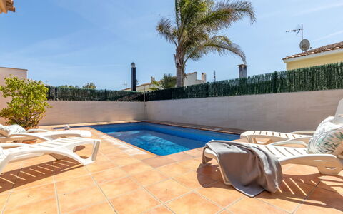 Marinera: Cielo, Acqua, Pianta, Piscina, Albero, Interior Design, Shade, Arecales, Mobili Da Esterno, Condominio