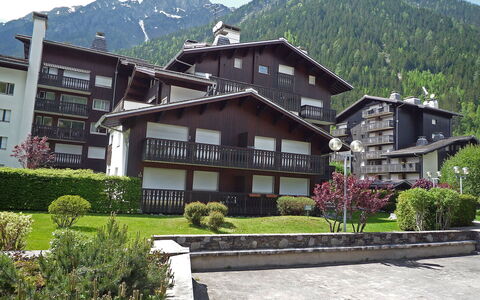 Chamonix 10: Pianta, Costruzione, Cielo, Montagna, Proprietà, Finestra, Nube, Casa, Albero, Lotto