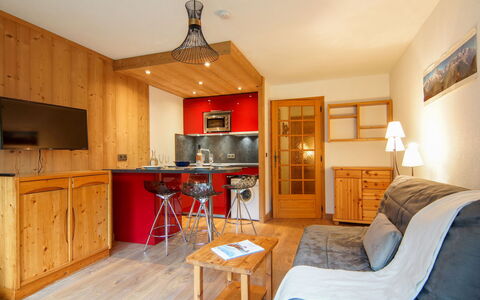 Chamonix 10: Mobilia, Proprietà, Cabinetry, Legna, Tavolo, Controsoffitto, Arancia, Illuminazione, Interior Design, Soggiorno