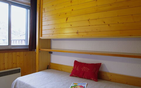 Chamonix 10: Camera, Letto, Mobilia, Camera Da Letto, Proprietà, Giallo, Lenzuolo, Interior Design, Parete, Bedding