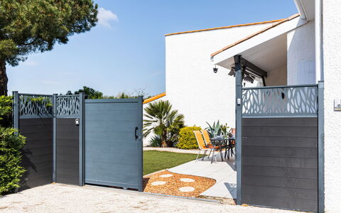 Les Palmyriennes: Proprietà, Mobilia, Comfort, Legna, Tavolo, Televisione, Pavimentazione, Interior Design, Pavimento, Architettura