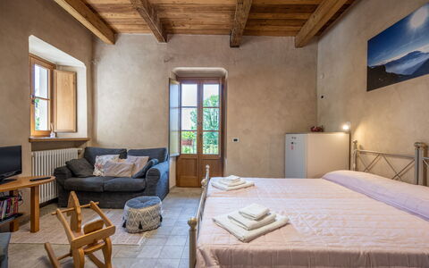 L'Appartamento del Monastero: Mobilia, Costruzione, Finestra, Comfort, Legna, Casa, Interior Design, Pavimento, Telaio Del Letto