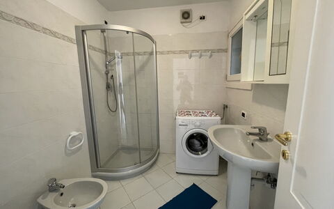 Villa Panoramica: Idraulico Fixture, Rubinetto, Lavello, Proprietà, Soffione Doccia, Specchio, Bagno, Lavandino Del Bagno, Costruzione, Viola
