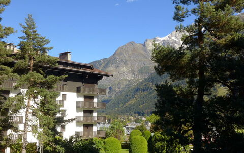 Chamonix 100: Cielo, Pianta, Costruzione, Montagna, Finestra, Nube, Highland, Albero, Botanica, Paesaggio Naturale