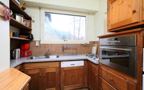 Chamonix 100: Controsoffitto, Cabinetry, Lavandino Della Cucina, Proprietà, Mobilia, Costruzione, Lavello, Cucina, Rubinetto, Legna