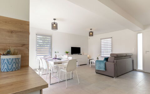 Vinci: Tavolo, Mobilia, Tavola, Proprietà, Cielo, Sedia, Tessile, Interior Design, Legna, Albero