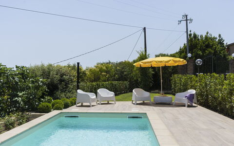 Villa Bougainvillea: Acqua, Pianta, Proprietà, Cielo, Piscina, Shade, Ombrello, Mobili Da Esterno, Costruzione, Erba