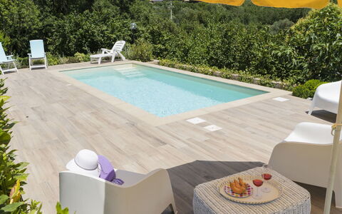 Villa Bougainvillea: Pianta, Acqua, Proprietà, Mobilia, Piscina, Costruzione, Shade, Sedia, Mobili Da Esterno, Interior Design