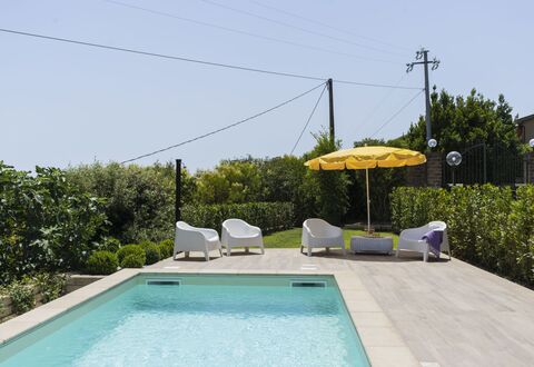 Villa Bougainvillea: Acqua, Pianta, Proprietà, Cielo, Piscina, Shade, Ombrello, Mobili Da Esterno, Costruzione, Erba