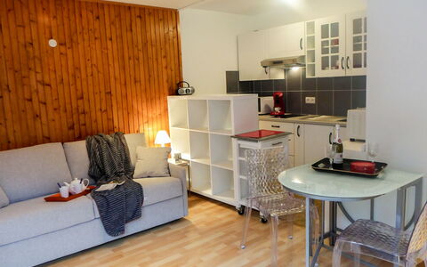 Chamonix 145: Mobilia, Proprietà, Tavolo, Cabinetry, Divano, Legna, Mensola, Controsoffitto, Elettrodomestico, Architettura