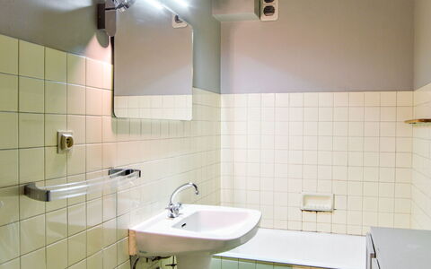 Chamonix 145: Specchio, Rubinetto, Idraulico Fixture, Lavello, Lavandino Del Bagno, Proprietà, Fotografia, Costruzione, Bagno, Nero