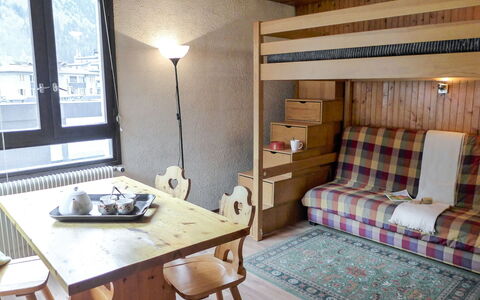 Chamonix 145: Tavolo, Mobilia, Proprietà, Costruzione, Cornice, Sedia, Comfort, Finestra, Legna, Interior Design