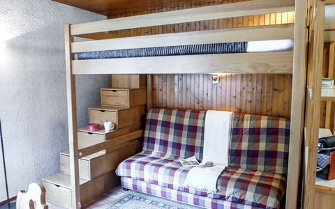 Chamonix 145: Mobilia, Proprietà, Legna, Interior Design, Cuscino, Comfort, Cassetto, Pavimento, Cabinetry, Latifoglie