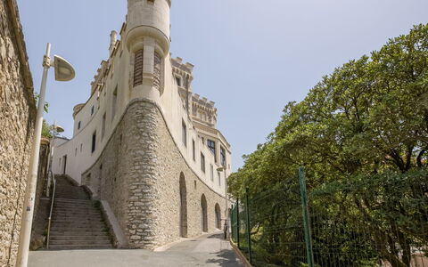 Roche Ronde: Cielo, Costruzione, Pianta, Albero, Casa, Finestra, Manto Stradale, Facciata, Città