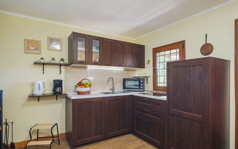 Il Nido: Cabinetry, Mobilia, Controsoffitto, Proprietà, Costruzione, Elettrodomestico Da Cucina, Elettrodomestico, Cucina, Legna, Cassetto