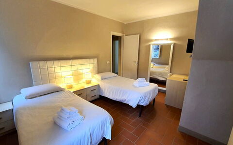 Loft Lucca: Letto, Camera Da Letto, Telaio Del Letto, Bedding, Lenzuolo, Materasso, Color Legno, Imbottitura Del Materasso, Hotel